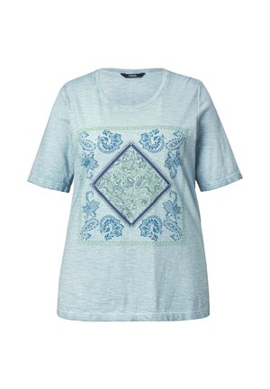 Lichtblauwe katoenen T-shirt met korte mouwen en een ronde halslijn. Heeft een diamantvormige bloemenprint in blauw en groen aan de voorkant.