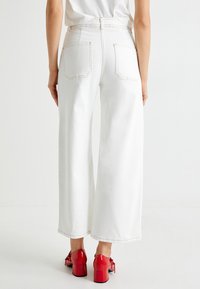 Koton HIGH WAIST  - Flared-farkut - off white