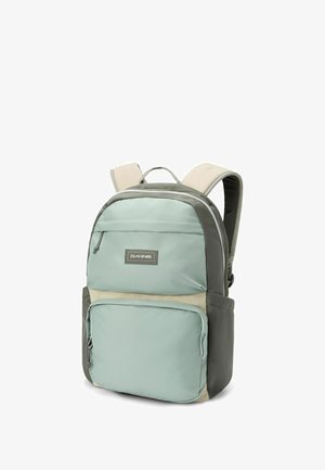 Rugzak in mintgroen en grijs, met een voorzak met rits, verstelbare schouderbanden en een logo-patch op het hoofdcompartiment.