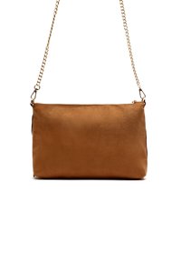 Sandfarbene Faux-Suede-Crossbody-Tasche mit einer goldenen Kettenriemen, rechteckiger Form, Reißverschlussverschluss, glatter Textur und ohne sichtbare Muster oder Akzente.
