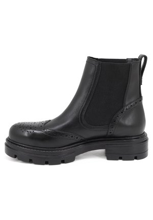 Stivali Chelsea neri in pelle con pannelli elastici laterali, dettagli brogue sulla punta e suola in gomma robusta. Finitura liscia e design resistente.