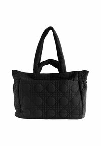 Schwarze gesteppte Tragetasche mit zwei stabilen Griffen und einem strukturierten Diamantmuster. Die Tasche ist oben offen.