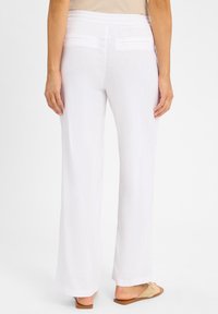 s.Oliver Pantalon classique - weiß