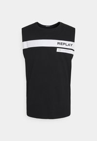 T-shirt sans manches noir en coton, avec une bande horizontale blanche et le nom de la marque « REPLAY » imprimé en noir. Texture lisse.