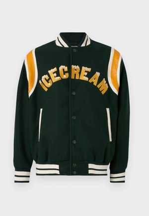 Mørkegrøn varsity-jakke med "ICECREAM" broderet i guld, orange læder skulderaccenter og hvide stribede ribkanten og krave.