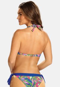 Zestaw bikini w kolorowy kwiatowy wzór w odcieniach różu, zieleni i niebieskiego; na szyi zawiązywane, z dopasowanym niebieskim paskiem w spodenkach.