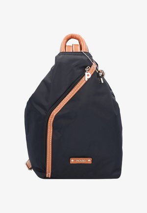 Zwarte rugzak met diagonale ritssluiting, bruine leren details en handgrepen, metalen ritstrekken in de vorm van een "P" en een "R" en een "Picard" merkembleem aan de voorkant.