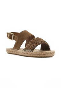 Sandali in suede marrone con una fascia frontale intrecciata, cinturino alla caviglia regolabile e suola avvolta in juta. Presentano un design intrecciato e testurizzato.