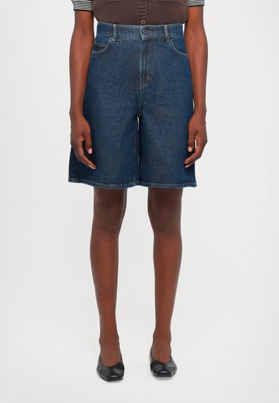 Jeansshorts mit hoher Taille in Dunkelblau, mit einem klassischen Fünf-Taschen-Design und einem leicht ausgestellten Schnitt am Saum.
