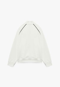 Hvid sweatshirt med krave, lange ærmer og sorte sømme langs skuldersømmene. Glat tekstur og afslappet pasform.