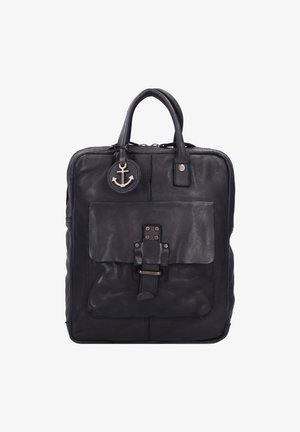 Mochila de cuero negro con un bolsillo frontal con solapa, hebilla de metal y un charm en forma de ancla redonda. Cuenta con asas dobles y una textura suave.