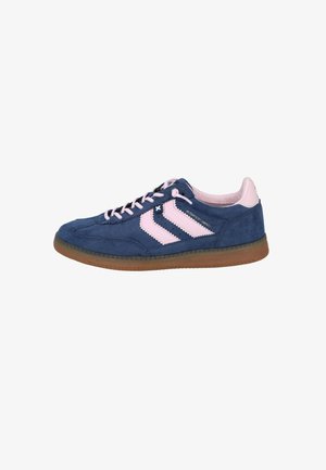 Las zapatillas de gamuza azul presentan acentos de gamuza rosa, suela de goma y seis agujeros para los cordones. Logo lateral con tres franjas en rosa. Diseño plano, estilo bajo.