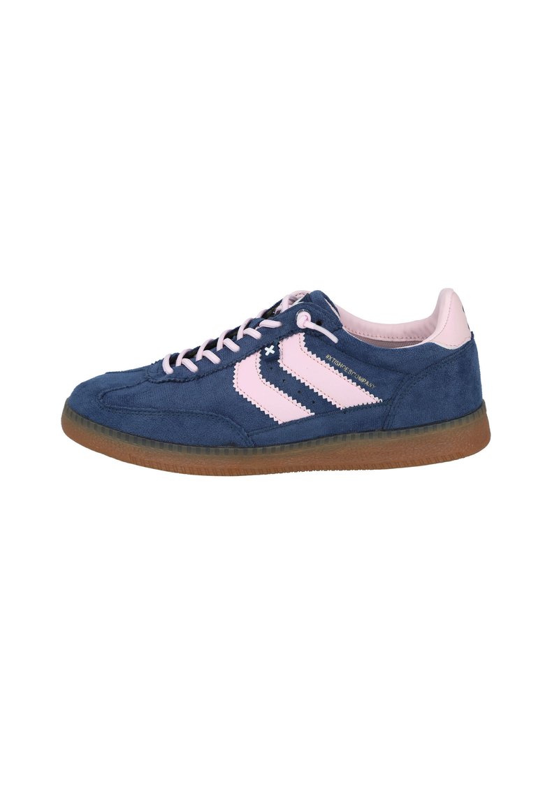 Las zapatillas de gamuza azul presentan acentos de gamuza rosa, suela de goma y seis agujeros para los cordones. Logo lateral con tres franjas en rosa. Diseño plano, estilo bajo.