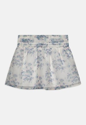 Weißer Minirock mit hellblauem und grünem Blumenmuster und plissiertem Bund auf einfarbigem Hintergrund.