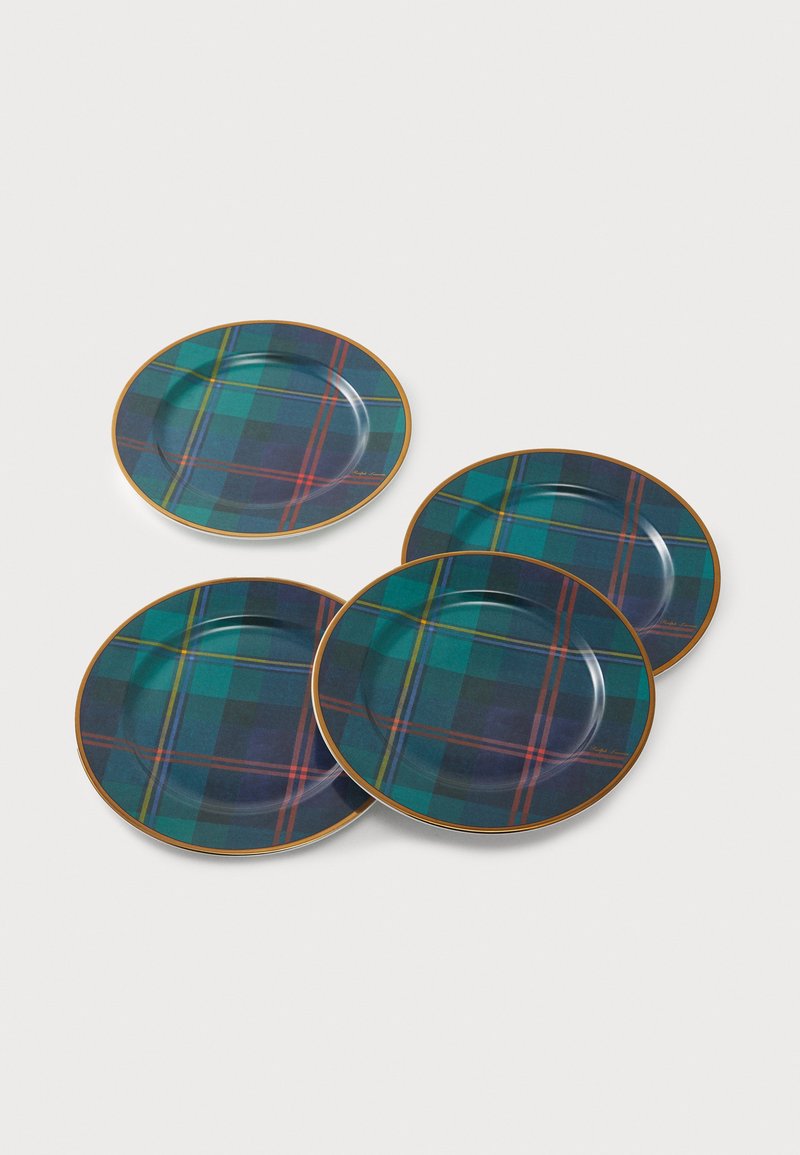 Négy kerek kerámia tányér kék és zöld kockás kockás mintával és vékony arany szegéllyel, fehér háttéren elrendezve.
