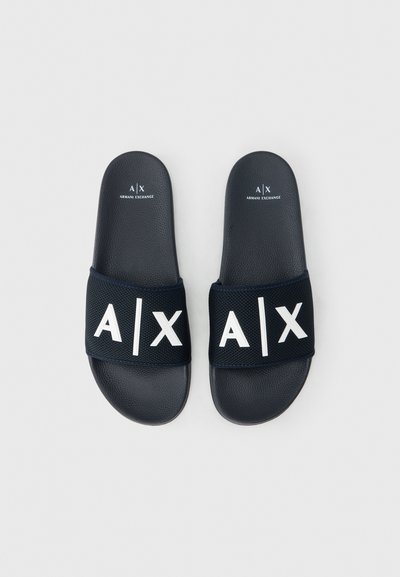 Sandales à glissière bleu marine avec une bride texturée noire portant le logo blanc "A|X". Semelle intérieure douce et semelle lisse pour un confort optimal.