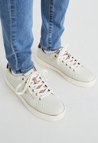 Unselected, chalk white
