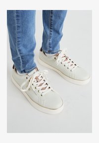 Valitud, chalk white