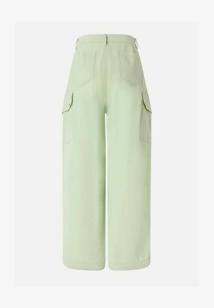 Pantaloni verde chiaro a gamba larga con vita alta, due tasche posteriori e tasche cargo laterali con pattine e bottoni, mostrati da dietro.