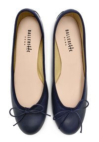 Ballerine in pelle blu navy con punta rotonda, bordatura in satin e piccolo fiocco sul davanti. Interno beige.