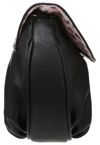Borsa a tracolla nera in pelle con texture liscia, forma arrotondata e fodera rosa con un piccolo motivo floreale. Include una chiusura a patta discreta.