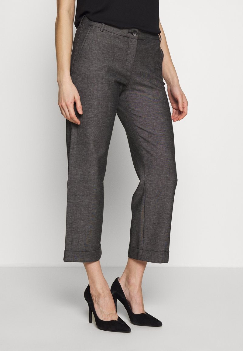 Grå skräddarsydda byxor med något avsmalnande ben, uppvikta fållar och slät front. Tillverkade av texturerad tyg, med en framknäppning.