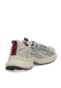 Zapatilla deportiva con parte superior de material mixto que combina malla gris y ante, con detalles en plata metálico, toques burdeos y una suela blanca gruesa.
