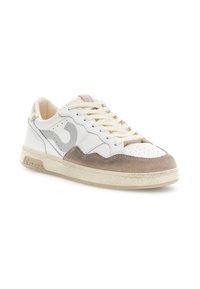 Sneaker in pelle bianca e suede taupe con suola testurizzata, caratterizzata da un accento logo grigio e lacci beige. Punta arrotondata e dettagli cuciti.