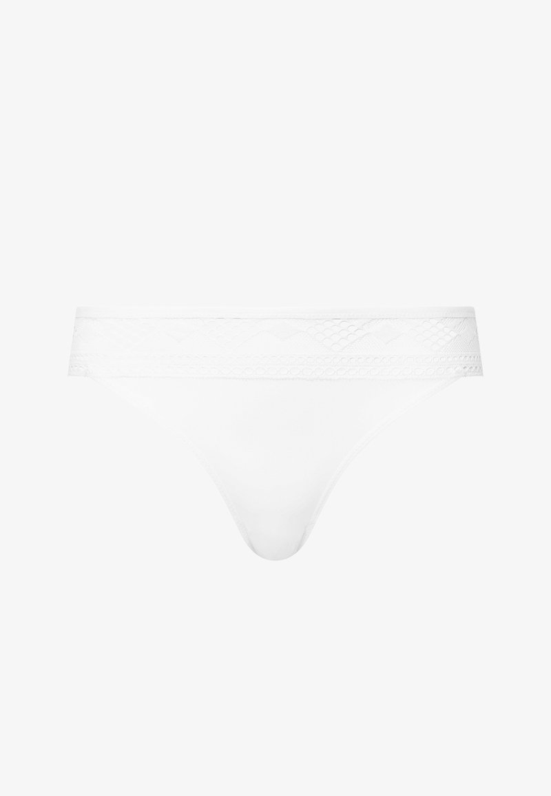 Hvit stringtruse laget av glatt stoff, med en dekorativ blondekant i midjen som har geometriske utskjæringer og en subtil glans.