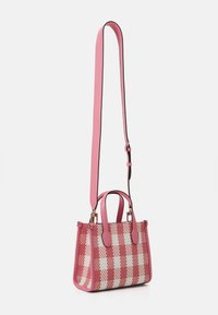 Piccola borsa a quadretti con un motivo intrecciato in rosa e bianco, accessori in pelle, doppi manici corti e una tracolla lunga removibile.