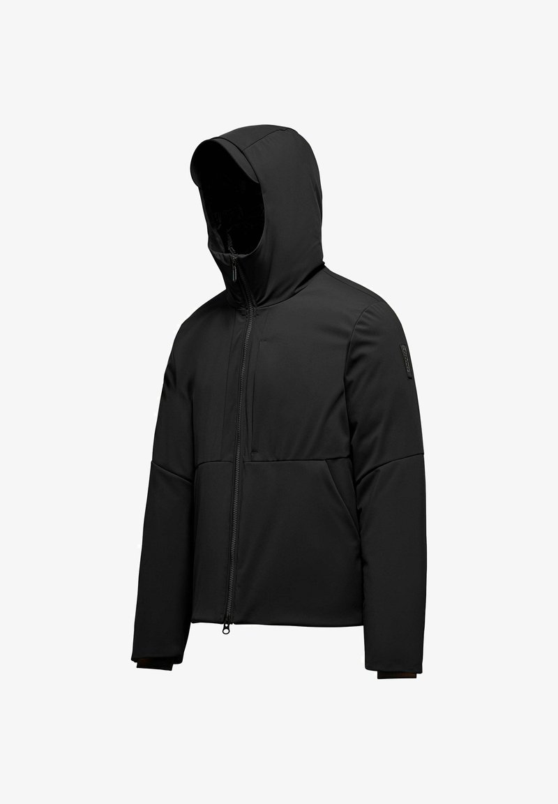 Sort hættejakke lavet af glat, fleksibelt materiale. Har en frontlynlås, to brystlommer og en polstret design for varme.