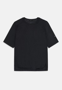 Čierne športové tričko s krátkymi rukávmi. Vyrobené z ľahkého materiálu s textúrovaným vzorom, okrúhlym výstrihom a bočnými rozparky. Logo Nike na rukáve.