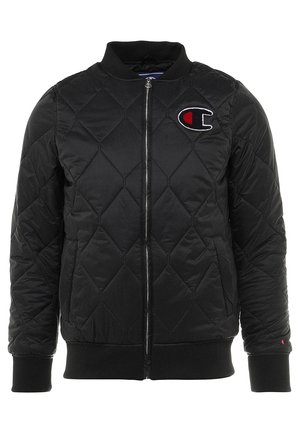 Veste bomber matelassée noire à fermeture éclair, avec poignets et col côtelés, affichant un écusson logo rouge et blanc sur la poitrine gauche.