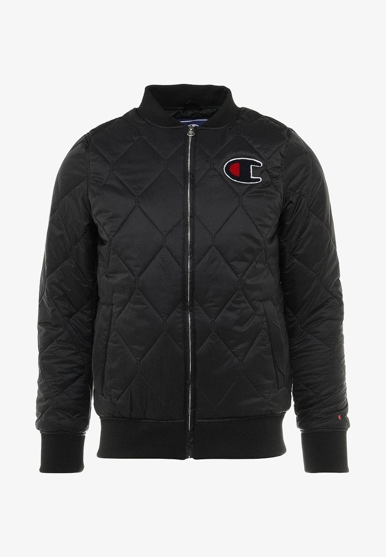 Veste bomber matelassée noire à fermeture éclair, avec poignets et col côtelés, affichant un écusson logo rouge et blanc sur la poitrine gauche.