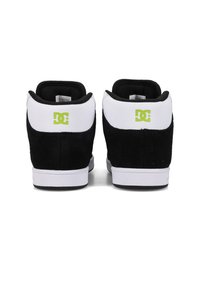 Zwarte suède high-top sneakers met witte accenten en een groene logo op de hiel, voorzien van een gevoerde kraag en rubberen zool.