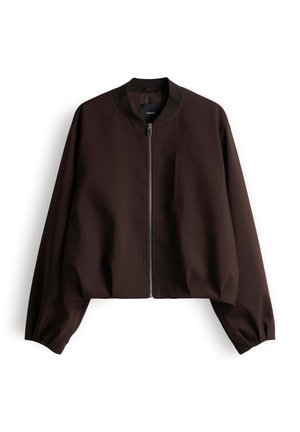 Giacca bomber marrone con zip frontale, design corto, collo a coste e tasca sul petto. Realizzata in tessuto liscio e leggero con finitura opaca.