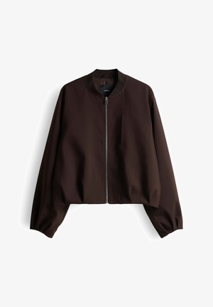 Giacca bomber marrone con zip frontale, design corto, collo a coste e tasca sul petto. Realizzata in tessuto liscio e leggero con finitura opaca.