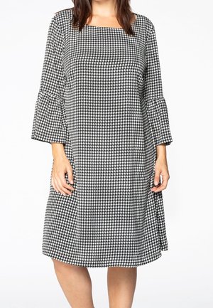 Sort-hvid houndstooth-mønsteret kjole med trekvart bellærmer og firkantet U-hals, lavet i letvægtsstof.