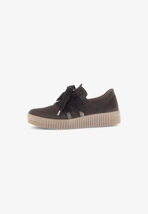Bruine suède sneakers met een vlakke rubberen zool, voorzien van stoffen veters en zijkanten; ronde neus en ribbelpatroon op de zool.