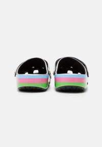 Sabots noirs avec une finition lisse, dotés d'une bande multicolore sur la semelle en vert, rose et bleu, et d'un design à l'arrière arrondi.