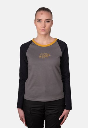 Grijze longsleeve shirt met zwarte mouwen, voorzien van een gele kraag en een geometrisch berenontwerp in het midden. Zachte textuur, casual pasvorm.