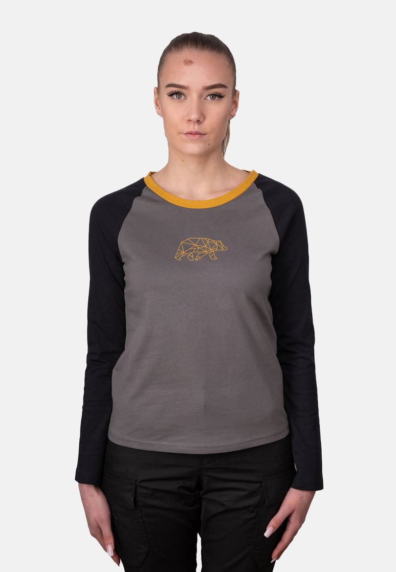 Graues Langarmshirt mit schwarzen Ärmeln, ausgestattet mit einem gelben Kragen und einem geometrischen Bärenmotiv in der Mitte. Weicher Stoff, lässige Passform.