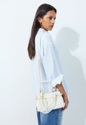 Stradivarius, STUDDED POCKET CROSSBODY BAG - Kabelka - beige