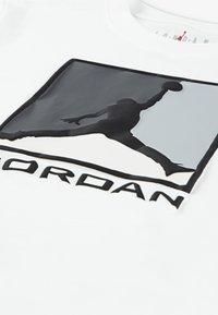 Jordan JDB ESS TEE - Print T-shirt - sail