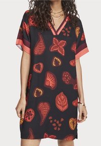 Abito a maniche corte in tessuto nero con scollatura a V. Presenta un motivo colorato di foglie e forme floreali in tonalità di rosso e arancio.