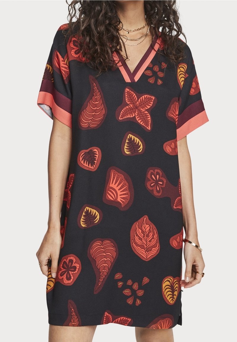Abito a maniche corte in tessuto nero con scollatura a V. Presenta un motivo colorato di foglie e forme floreali in tonalità di rosso e arancio.