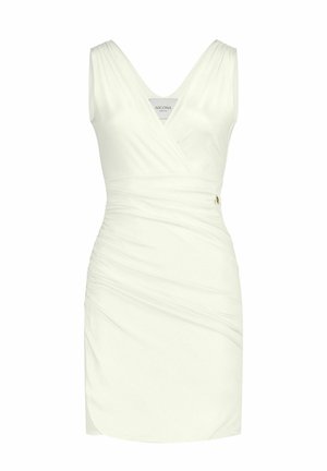 Vestido blanco de tela suave con un escote en V profundo, diseño de pliegues en el costado y un detalle de acento dorado en la cintura.