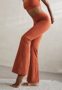 Nike Performance ZENVY FLARE - Tajice - burnt sunrise