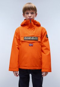 Giacca pullover arancione brillante con collo con zip, grande tasca frontale, patch del marchio nero e applicazione della bandiera norvegese sul davanti.