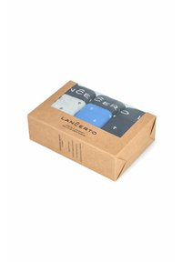 Zestaw trzech skarpetek zapakowanych w kartonowe pudełko. Skarpetki w kolorach szarym, niebieskim i czarnym, zdobione kropkami i wzorami z tekstem. Przezroczysta górna część.